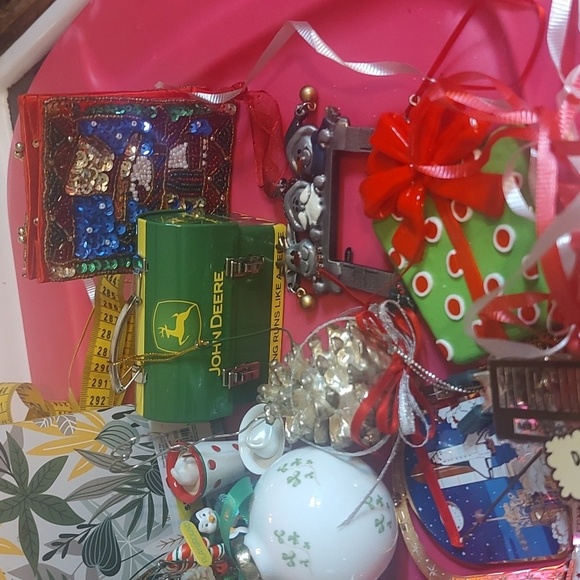 30 Festive Christmas Ornament Collection - Picture 4 of 6